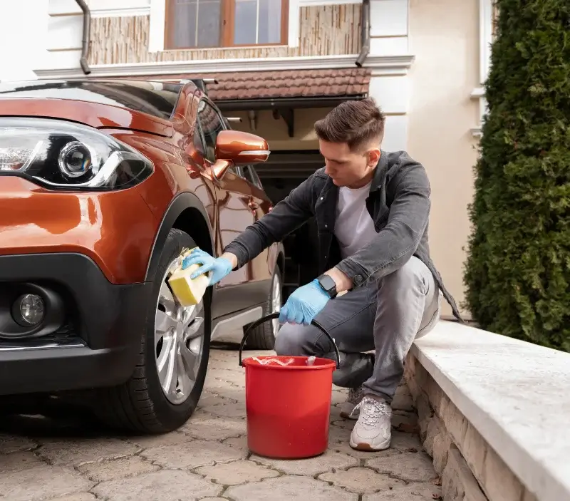 Lavage auto à domicile Saint-Germain-du-Puch : professionnel intervenant sur un véhicule